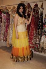 Anjana Sukhani shops at Archana Kocchar store in Juhu, Mumbai on 18th Oct 2011 (49).JPG